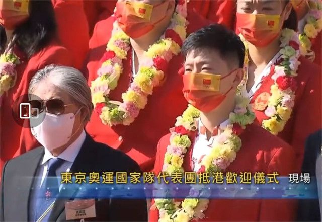 导演巨擘马丁;斯科塞斯的新作《爱尔兰人》最新片场照流出，这部集结多位大咖的影片阵容强大，除了曾出演《美国往事》的罗伯特;德尼罗外，还有《教父》中吸粉无数的阿尔;帕西诺，这两位;黑帮大佬仅仅同框就十分吸睛